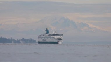 Victoria, Vancouver Adası, Britanya Kolumbiyası, Kanada - 17 Aralık 2023: BC Feribot Swartz Körfezi Terminali yakınlarında bulutlu bir sabahta. Arkaplanda Baker Dağı