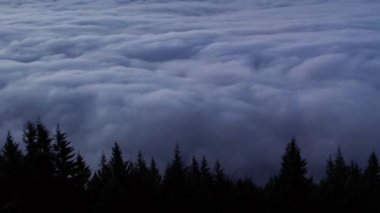 Kanada Dağ manzarasını kaplayan bulutlar. Dramatik Gündoğumu Gökyüzü. British Columbia, Kanada. Hava Arkaplanı