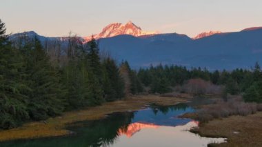 Manzaralı sulak alanlar, Kanada doğasındaki dağlar ve ağaçlar. Sonbahar sezonu, Sunny Sunset. Squamish, İngiliz Kolombiyası Kanada.