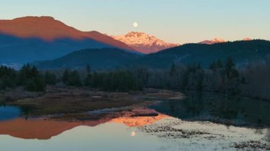 Manzaralı sulak alanlar, Kanada doğasındaki dağlar ve ağaçlar. Sonbahar sezonu, Sunny Sunset. Squamish, İngiliz Kolombiyası Kanada.