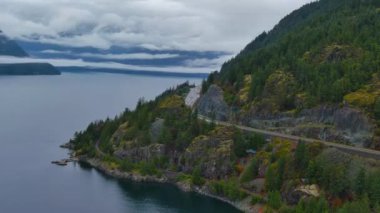 Howe Sound 'da denizden Sky Highway' e. Bulutlu kış sabahı. Batı Yakası 'nda Kanada hava manzaralı dağ manzarası. BC, Kanada.
