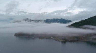 Kanada Dağ Peyzajı Doğa Havacılık Arkaplanı ile Howe Sound. Dramatik Bulutlu Gökyüzü. BC, Kanada.