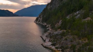 Howe Sound 'daki Manzaralı Okyanus Kıyısı ve Dağları. Bulutlu Günbatımı Gökyüzü, Sonbahar sezonu. Howe Sound, British Columbia Kanada.