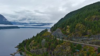Howe Sound 'da denizden Sky Highway' e. Bulutlu kış sabahı. Batı Yakası 'nda Kanada hava manzaralı dağ manzarası. BC, Kanada.