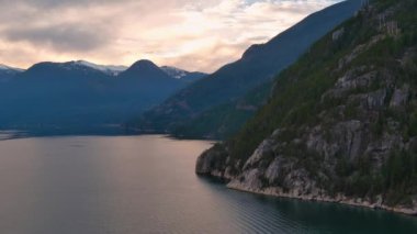 Howe Sound 'daki Manzaralı Okyanus Kıyısı ve Dağları. Bulutlu Günbatımı Gökyüzü, Sonbahar sezonu. Howe Sound, British Columbia Kanada.