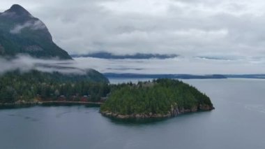 Kanada Dağ Peyzajı Doğa Havacılık Arkaplanı ile Howe Sound. Dramatik Bulutlu Gökyüzü. BC, Kanada.