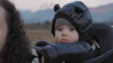 Anne ve bebek Kanada doğasında yürüyüş yapıyor. Sonbahar sezonu, Günbatımı. Squamish, Britanya Kolombiya Kanada 'sı. Yavaş Hareket