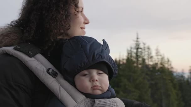 Moeder Schattige Baby Boy Front Carrier Bij Viewpoint Uitkijkend Naar — Stockvideo