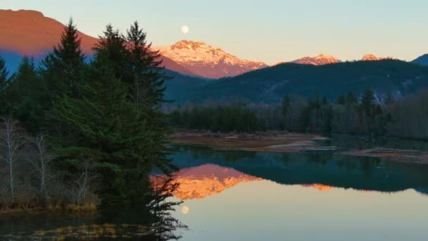 Scenic Wetlands Mountains Trees Canadian Nature Temporada Otoño Sunny Sunset — Vídeo de stock