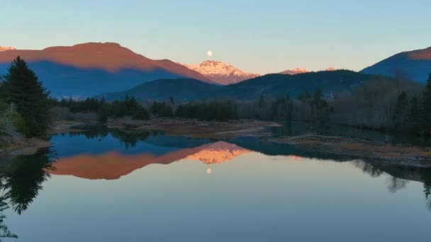 Jezero Obklopené Horami Stromy Kanadské Přírodě Podzimní Sezóna Sunset Sky — Stock video