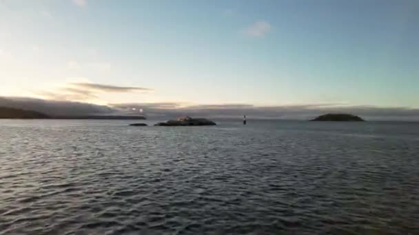 Rocky Island Dans Océan Pacifique Sur Côte Ouest Sunny Sunrise — Video