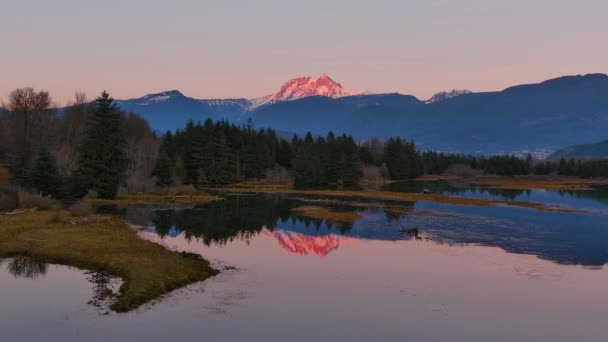 Jezioro Otoczone Górami Drzewami Kanadyjskiej Przyrodzie Sezon Jesienny Sunset Sky — Wideo stockowe