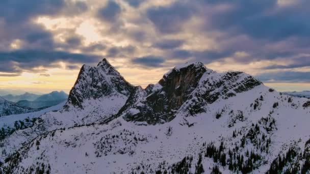 カナダの自然の中で雪が覆われた山の頂上 リモート ロケーション カナダ — ストック動画
