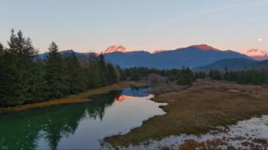 Kanada doğasında dağlar ve ağaçlarla çevrili bir göl. Sonbahar sezonu, Günbatımı Gökyüzü. Squamish, İngiliz Kolombiyası Kanada.