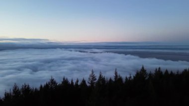 Kanada Dağ manzarasını kaplayan bulutlar. Dramatik Gündoğumu Gökyüzü. British Columbia, Kanada. Hava Arkaplanı