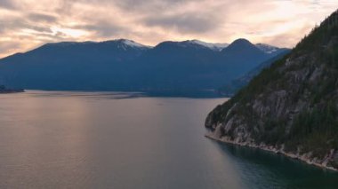 Howe Sound 'daki Manzaralı Okyanus Kıyısı ve Dağları. Bulutlu Günbatımı Gökyüzü, Sonbahar sezonu. Howe Sound, British Columbia Kanada.