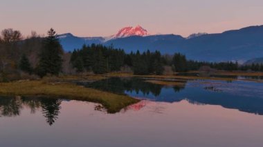 Kanada doğasında dağlar ve ağaçlarla çevrili bir göl. Sonbahar sezonu, Günbatımı Gökyüzü. Squamish, İngiliz Kolombiyası Kanada.