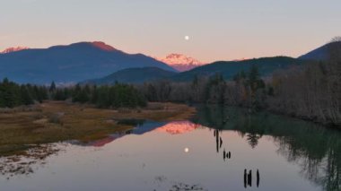 Kanada doğasında dağlar ve ağaçlarla çevrili bir göl. Sonbahar sezonu, Günbatımı Gökyüzü. Squamish, İngiliz Kolombiyası Kanada.