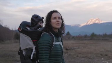 Anne ve bebek Kanada doğasında yürüyüş yapıyor. Sonbahar sezonu, Günbatımı. Squamish, Britanya Kolombiya Kanada 'sı. Yavaş Hareket