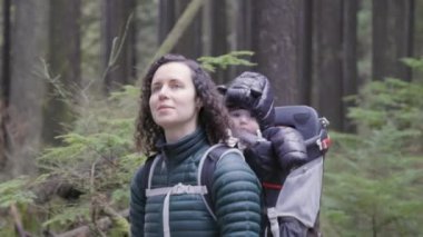 Baby Boy 'la Ana Yürüyüş Kanada' da Sırt Çantası Taşıyıcısı 'nda. Sonbahar sezonu, Gündüz. Kuzey Vancouver, Britanya Kolombiyası Kanada