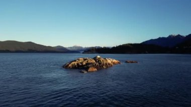 Batı kıyısındaki Pasifik Okyanusu 'ndaki Rocky Adası, Sunny Sunrise. Howe Sound 'da. Batı Vancouver, Britanya Kolombiyası Kanada.