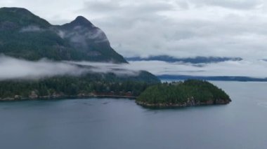 Kanada Dağ Peyzajı Doğa Havacılık Arkaplanı ile Howe Sound. Dramatik Bulutlu Gökyüzü. BC, Kanada.