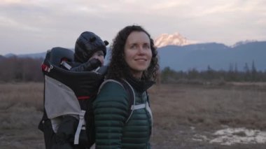 Anne ve bebek Kanada doğasında yürüyüş yapıyor. Sonbahar sezonu, Günbatımı. Squamish, Britanya Kolombiya Kanada 'sı. Yavaş Hareket