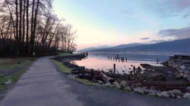 Şehir parkında Ocean Shore 'dan Manzaralı Yol. Günbatımı Gökyüzü. Barnet Marine Park, Burnaby, Vancouver, BC, Kanada. Yavaş çekim