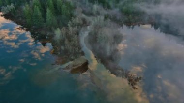 Göl kenarındaki vadi, dağlar ve sisle kaplı yeşil ağaçlar. Kanada Peyzaj Doğası Hava Arkaplanı. Vancouver Adası, BC, Kanada.