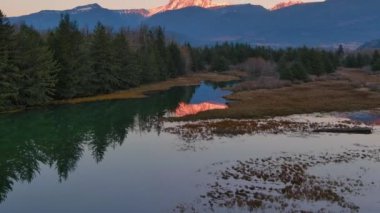 Kanada doğasında dağlar ve ağaçlarla çevrili bir göl. Sonbahar sezonu, Günbatımı Gökyüzü. Squamish, İngiliz Kolombiyası Kanada.