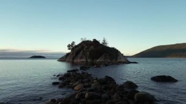 Pasifik Okyanusu 'nun batı kıyısındaki Rocky Shore. Güneşli Gündoğumu. Whytecliff Park, Batı Vancouver, BC, Kanada. Doğa Arkaplanı.