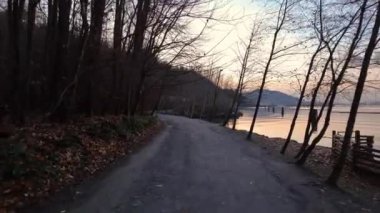 Şehir parkında Ocean Shore 'dan Manzaralı Yol. Günbatımı Gökyüzü. Barnet Marine Park, Burnaby, Vancouver, BC, Kanada. Yavaş çekim