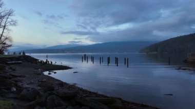 Okyanus kıyısında bir şehir parkında Rocky Shore. Günbatımı Gökyüzü. Barnet Marine Park, Burnaby, Vancouver, BC, Kanada. Yavaş çekim
