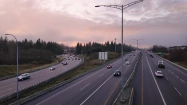 Günbatımında Trans-Canada otoyolunda araba sürüyor. Otoyol 1, Sonbahar sezonu. Surrey, Vancouver İngiliz Kolombiyası Kanada.