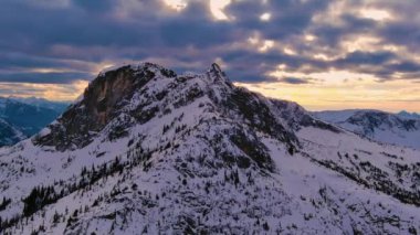 Karla kaplı dağ zirvesi Kanada doğasında. Uzak Konum, BC Kanada.