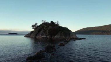 Pasifik Okyanusu 'nun batı kıyısındaki Rocky Shore. Güneşli Gündoğumu. Whytecliff Park, Batı Vancouver, BC, Kanada. Doğa Arkaplanı.