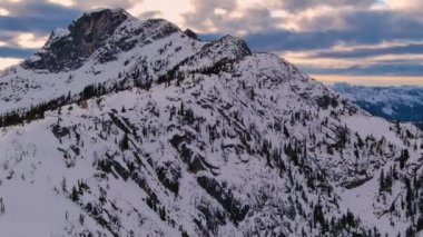 Karla kaplı dağ zirvesi Kanada doğasında. Uzak Konum, BC Kanada.