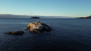Batı kıyısındaki Pasifik Okyanusu 'ndaki Rocky Adası, Sunny Sunrise. Howe Sound 'da. Batı Vancouver, Britanya Kolombiyası Kanada.