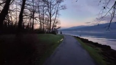 Şehir parkında Ocean Shore 'dan Manzaralı Yol. Günbatımı Gökyüzü. Barnet Marine Park, Burnaby, Vancouver, BC, Kanada. Yavaş çekim