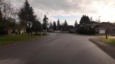 Surrey 'deki banliyö mahallesi sokağı ve ağaçlar. Sonbahar sezonu, Günbatımı. Surrey, Vancouver, British Columbia, Kanada