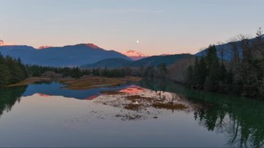 Kanada doğasında dağlar ve ağaçlarla çevrili bir göl. Sonbahar sezonu, Günbatımı Gökyüzü. Squamish, İngiliz Kolombiyası Kanada.