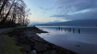 Şehir parkında Ocean Shore 'dan Manzaralı Yol. Günbatımı Gökyüzü. Barnet Marine Park, Burnaby, Vancouver, BC, Kanada. Yavaş çekim