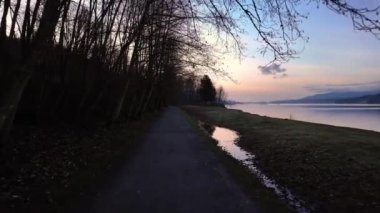 Şehir parkında Ocean Shore 'dan Manzaralı Yol. Günbatımı Gökyüzü. Barnet Marine Park, Burnaby, Vancouver, BC, Kanada. Yavaş çekim