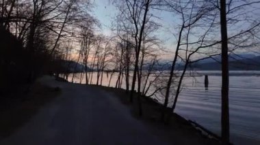 Şehir parkında Ocean Shore 'dan Manzaralı Yol. Günbatımı Gökyüzü. Barnet Marine Park, Burnaby, Vancouver, BC, Kanada. Yavaş çekim