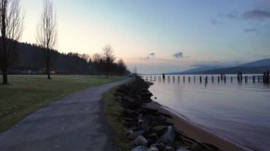 Şehir parkında Ocean Shore 'dan Manzaralı Yol. Günbatımı Gökyüzü. Barnet Marine Park, Burnaby, Vancouver, BC, Kanada. Yavaş çekim