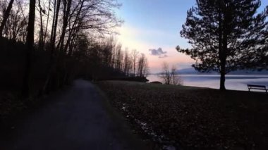 Şehir parkında Ocean Shore 'dan Manzaralı Yol. Günbatımı Gökyüzü. Barnet Marine Park, Burnaby, Vancouver, BC, Kanada. Yavaş çekim