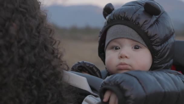 Mor Med Baby Carrier Vandring Kanadensisk Natur Höstsäsong Solnedgång Squamish — Stockvideo