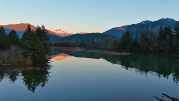 Λίμνη Που Περιβάλλεται Από Βουνά Και Δέντρα Στην Καναδική Φύση — Αρχείο Βίντεο