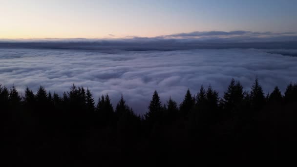 Chmury Pokrywające Kanadyjski Krajobraz Górski Dramatyczne Niebo Wschodu Słońca Kolumbia — Wideo stockowe