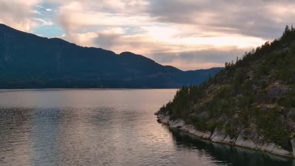 Landschaftlich Reizvolle Meeresküste Und Berge Howe Sound Bewölkter Abendhimmel Herbstzeit — Stockvideo